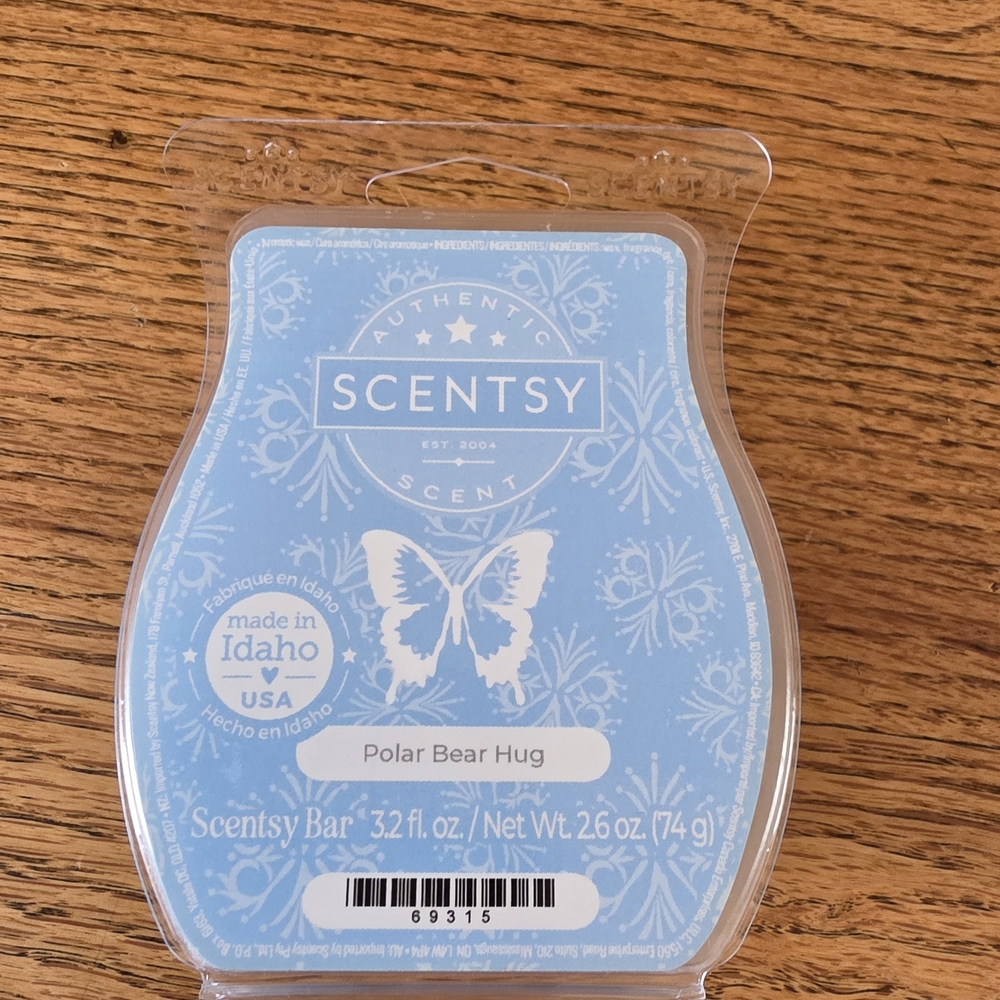 Scentsy Light Blue Polar Bear Hug Wax Bar